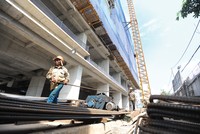 Giá nguyên vật liệu tăng đang gây áp lực lớn lên các công trình, dự án. Ảnh: Dũng Minh.