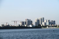 Hồ Tây đang khá “chật chội” bởi những tòa cao ốc, điều này không nên lặp lại với đô thị bên sông Hồng. Ảnh: Thành Nguyễn.