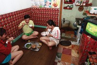 Một bộ phận không nhỏ người thu nhập thấp, công nhân làm việc tại các khu công nghiệp… đang phải ở thuê trong những khu nhà trọ chật chội, tiện ích thiếu thốn. Ảnh: Tăng Triển.