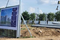 Bên trong dự án nhà ở xã hội HUD Thủ Đức, lác đác một vài công nhân đang thi công. Ảnh: Việt Dũng.
