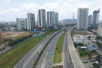 Sự phát triển của hệ thống hạ tầng kết nối đã rút ngắn đáng kể thời gian di chuyển từ trung tâm ra khu vực ngoại vi. Ảnh: Việt Dũng.