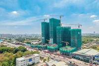 Nhiều dự án bất động sản mọc lên dọc Quốc lộ 13. Ảnh: Việt Dũng.