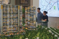 Người mua nhà vẫn trong trạng thái thận trọng. Ảnh: Việt Dũng.