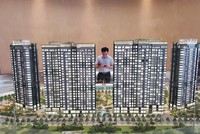 Người mua nhà chờ đợi một mặt bằng lãi suất đủ ổn định để cân đối tài chính dài hạn. Ảnh: Dũng Minh.