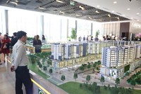 Người mua nhà còn lưỡng lự khi bài toán tài chính chưa thực sự có lời giải. Ảnh: Việt Dũng.
