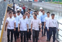 Thủ tướng Lê Minh Hưng và Bí thư Thành ủy TP.HCM Trần Lưu Quang kiểm tra thực địa Dự án "Giải quyết ngập do triều khu vực TP.HCM, có xét đến yếu tố biến đổi khí hậu – Giai đoạn 1" - Ảnh: chinhphu.vn.