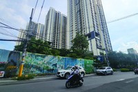 Khu đất quy hoạch trường học tại dự án Hà Đô Centrosa Garden được quây tôn kín mít, chưa có hoạt động xây dựng. Ảnh: Việt Dũng.