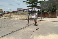 Ông Nguyễn Quý rào lối vào dự án Khu đô thị số 7B để đòi đất tái định cư