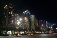 Dãy khách sạn ven biển đường Võ Nguyên Giáp Đà Nẵng về đêm.