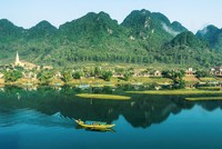 Thắng cảnh sông Son thuộc khu vực Phong Nha- Kẻ Bàng.