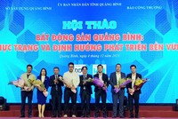 Ban tổ chức tặng hoa cho các chuyên gia, đại biểu tham dự Hội thảo.