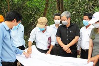 Bí thư Tỉnh uỷ tỉnh Thừa Thiên - Huế Lê Trường Lưu (áo đen) kiểm tra công tác giải phóng mặt bằng dự án cao tốc Cam Lộ - La Sơn