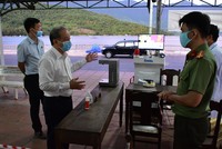 Chủ tịch UBND tỉnh Thừa Thiên Huế đi kiểm tra tại chốt khai báo y tế khu vực Lăng Cô, huyện Phú Lộc.