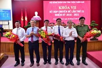 Ông Nguyễn Thanh Bình (thứ 3 từ phải qua) được bầu làm Phó Chủ tịch UBND tỉnh Thừa Thiên - Huế. (Nguồn: thuathienhue.gov.vn)