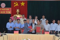 Chủ tịch UBND tỉnh Kon Tum Lê Ngọc Tuấn (phải ảnh) và đại diện lãnh đạo Tập đoàn Lộc Trời ký kết biên bản ghi nhớ triển khai xây dựng chuỗi liên kết sản xuất, tiêu thụ nông sản.