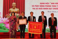 Phó Chủ tịch nước Đặng Thị Ngọc Thịnh trao danh hiệu Anh hùng lao động thời kỳ đổi mới cho thị xã Hoài Nhơn. Ảnh: Báo Bình Định.