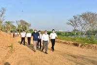 Chủ tịch UBND tỉnh Thừa Thiên Huế Phan Ngọc Thọ kiểm tra tiến độ chỉnh trang đường đi bộ dọc sông Hương.