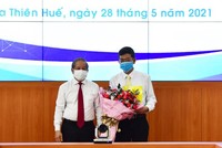 Chủ tịch UBND tỉnh Thừa Thiên Huế Phan Ngọc Thọ trao quyết định Phó giám đốc sở Công Thương cho ông Hoàng Ngọc Sơn.
