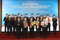 Lãnh đạo tỉnh Quảng Bình và lãnh đạo EVN tặng hoa chúc mừng Ban QLDA Điện 2 và liên danh nhà thầu