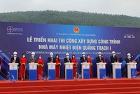 Các đại biểu nhấn nút triển khai thi công dự án Nhà máy nhiệt điện Quảng Trạch I. 