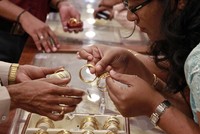 Giá vàng ngày 6/11: USD trong nước tăng mạnh, giá vàng SJC về sát 33 triệu đồng/lượng