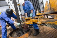 Giá dầu xuống gần mức 30 USD/thùng