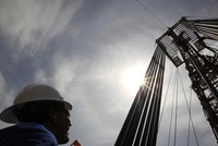 Nếu giá dầu đã chạm đáy, mức đỉnh còn bao xa?