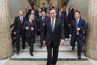 Thống đốc ECB Mario Draghi cùng các quan chức tiến vào phòng họp