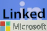 Tại sao Microsoft phải vay tiền để mua LinkedIn?