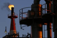 Giá dầu thô xuống mức thấp nhất 3 tháng