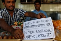 Các cửa hàng tại Ấn Độ không còn nhận tờ 500 và 1.000 rupee cũ