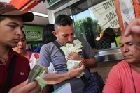 Người dân Venezuela cân tiền thay vì đếm