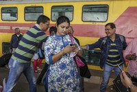 Ấn Độ trở thành quốc gia đầu tiên trợ cấp khi thanh toán online