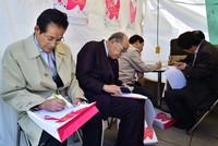 Hàng ngàn người cao tuổi Hàn Quốc vật lộn để kiếm sống