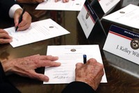 Đại cử tri “phản bội” lại ông Trump và bà Clinton bị phạt bao nhiêu tiền?