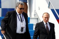 Đại sứ Nga tại Thổ Nhĩ Kỳ Andrei Karlov tháp tùng tổng thống Vladimir Putin, hồi tháng 10/2016. Ảnh: REUTERS