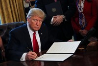 Những công ty lớn nhất toàn cầu tập hợp "chống lại" Tổng thống Trump