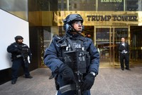 Có tới 300 cảnh sát bảo vệ quanh tòa Trump Tower