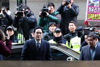 Jay Y. Lee tới Tòa án Seoul ngày 13/2/2017