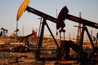 Giá dầu sụt mạnh, các nhà sản xuất tính cách kéo dài thỏa thuận cắt giảm sản lượng