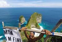 Thanh niên Bỉ du lịch mạo hiểm nhưng không quên “an ủi” mẹ