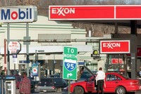 Các công ty dầu mỏ ngồi trên đống lửa