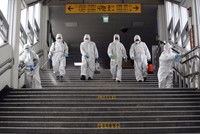 Sau địa chấn phố Wall, các thị trường tài chính châu Á phản ứng dữ dội