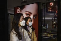 Khách hàng Trung Quốc bắt đầu mua sắm hàng xa xỉ cho “bõ hờn“