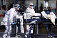 Pháp: Hơn 50% số người cần chăm sóc y tế đặc biệt dưới 60 tuổi