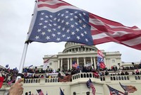 Quốc hội Mỹ bắt đầu lại phiên họp sau hỗn loạn