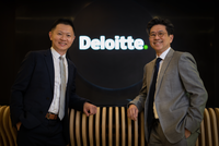 Ông Eugene Ho (bên trái) sẽ trở thành CEO Deloitte Đông Nam Á, kế nhiệm ông Philip Yuen (bên phải)
