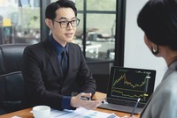 Băn khoăn lựa chọn môi giới của nhà đầu tư mới