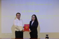 Thứ trưởng Nguyễn Đức Chi trao Quyết định cho bà Tạ Thanh Bình