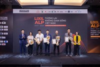 Ban tổ chức trao hoa cho đại diện 5 công ty nghiên cứu